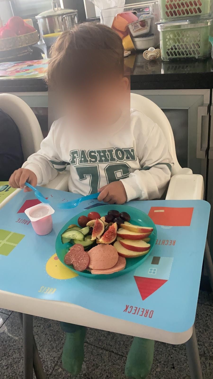 Teller mit Obst, Gemüse und Joghurt