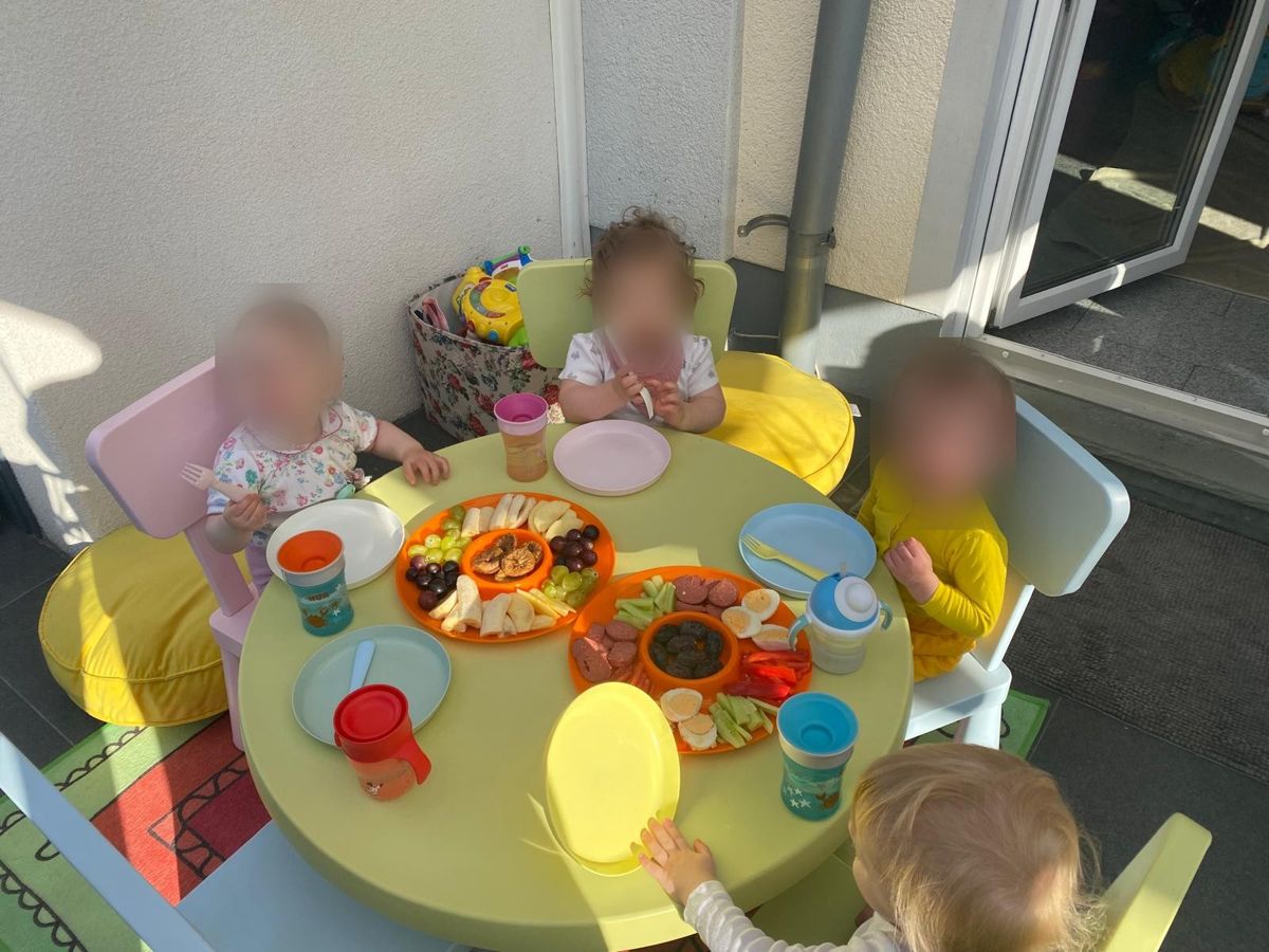 Gesunde Obst- und Gemüseteller für die Kinder