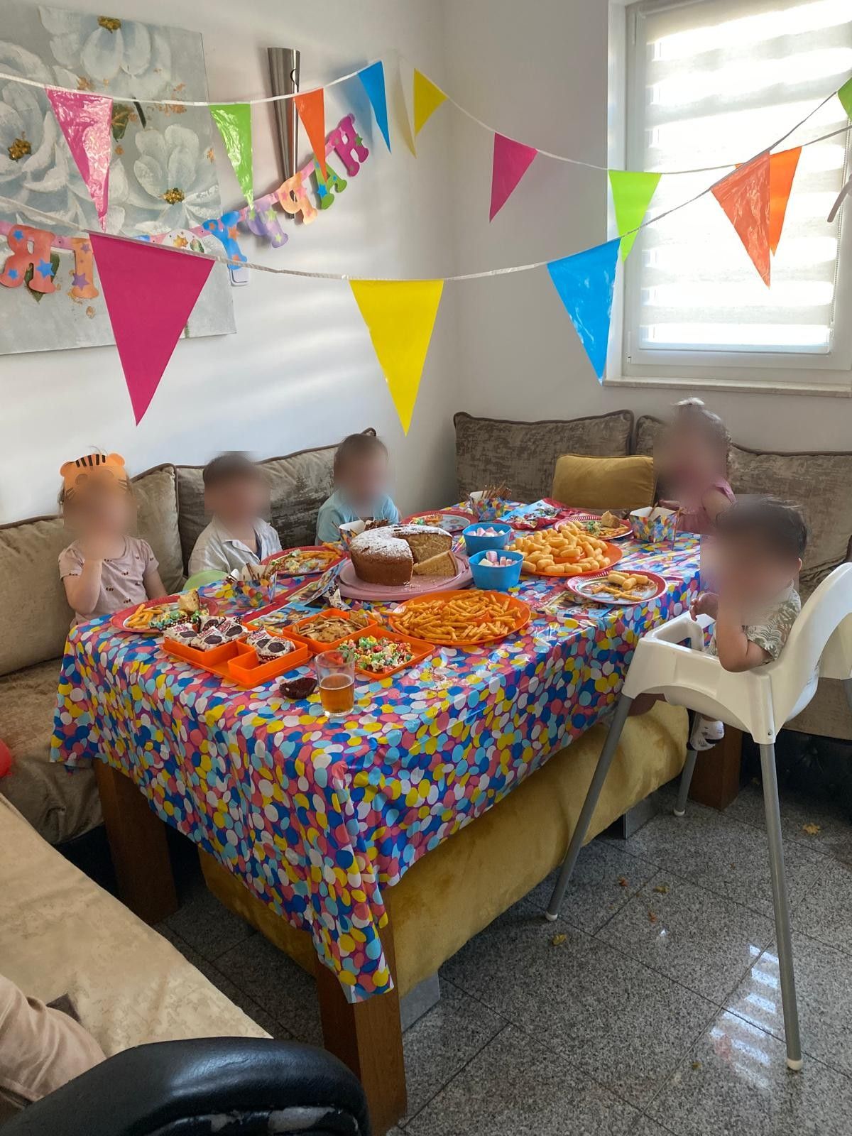 Geburtstagsfeier mit bunt gedecktem Tisch