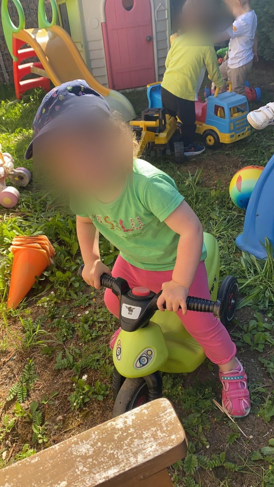 Mit dem Rutscher im Garten unterwegs