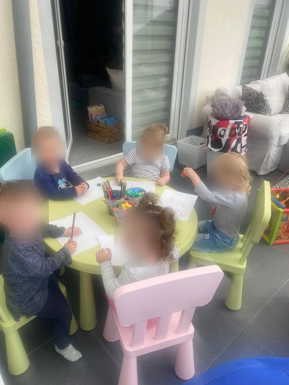Kleine Malrunde am runden Tisch